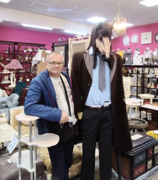 конь в..пальто)) / инсталяция в мебельном магазине)))