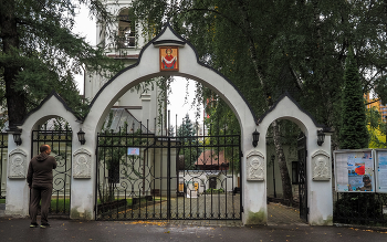 У Храма / Церковь