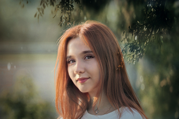 Лиза / Moody — атмосферный стиль с выраженным настроением.

Очень заметное направление современной фотографии, особенно в портрете, свадебной, lifestyle, fashion/editorial и Fine Art фотографии. При этом стиль далеко не новый: он существует уже много лет, но продолжает быть востребованным и сейчас.

Здесь изображение строится на свете, тоне, цветовой палитре и атмосфере. Для него характерны выразительные тени, локальный свет, сдержанные оттенки, глубина и определённое настроение.

При этом Moody совсем не обязательно должен быть очень тёмным, коричневым или рыжим. Он может быть холодным, нейтральным, туманным, романтичным, живописным... Главное, чтобы свет, тон и цвет работали на общее состояние изображения.

Как снять кадр в стиле Moody?

Кадр в стиле Moody желательно создавать уже во время съёмки, а не пытаться полностью получить этот эффект в постобработке. Лучше использовать мягкий направленный или рассеянный свет, оставлять в изображении выразительные тени и создавать локальные световые акценты вместо равномерного плоского освещения.

Заранее стоит продумать сдержанную цветовую палитру, фон, одежду и окружение. Не менее важны поза, взгляд и эмоциональное состояние героя — всё в кадре должно поддерживать выбранную атмосферу. У модели спокойный, чуть задумчивый взгляд и лёгкая полуулыбка — это задаёт эмоциональный тон снимку. В стиле Moody именно настроение модели часто становится смысловым центром.