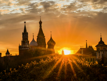 Московские закаты / Теплый летний закат в центре большого города