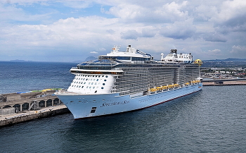 Круизный лайнер. / Spectrum of the Seas — это инновационный мегалайнер класса Quantum Ultra компании Royal Caribbean International, сданный в эксплуатацию в 2019 году и рассчитанный более чем на 4200 пассажировЛайнер преимущественно выполняет морские круизы по Азиатскому региону — с отправлениями из портов Китая (Шанхай), Сингапура и Японии (Токио, Осака, Кобе).