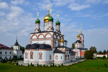 Собор Сергия Радонежского. / Собор Сергия Радонежского находится в Троице-Сергиевом Варницком монастыре — мужском монастыре Русской православной церкви, расположенном в посёлке Варницы в составе города Ростова Великого. Приписан к Троице-Сергиевой лавре.