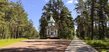 Часовенка / На дороге к коневскому Рождество-Богородичному мужскому монастырю стоит симпатичная часовня в псевдорусском стиле.