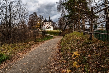 Поздней осенью в Бёхово. / Церковь Троицы Живоначальной — приходской православный храм в селе Бёхово Заокского района Тульской области. Относится к Белёвской епархии Русской православной церкви, является памятником архитектуры и входит в состав Государственного мемориального историко-художественного и природного музея-заповедника Василия Поленова.