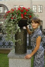 Людмила и цветы / В городе