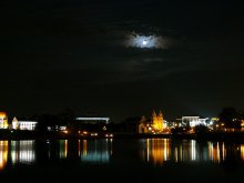 Ночь в городе / Луна, поднявшись в небосклон, скромно взирает сквозь паутинку облаков на ночной город, горящий яркими огнями своей ночной жизни.