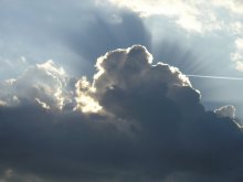 Эффект / Интересный эффект с облаком, солнцем, следом от самолёта