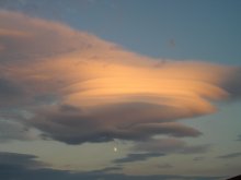 Потрясное облако и под ним луна / В Крыму заснял вот такое облако