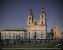 С последними лучами солнца... / Площадь перед Свято-Духовым кафедральным собором