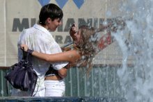 Любовная встреча у фонтана / Гуляя по Одессе