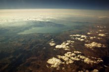 пролетая над безымянным озером / вид из иллюминатора самолета