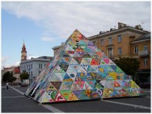Piramida. / Пирамида из детских рисунков в центре Вильнюса.