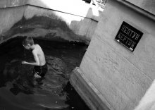 Нептун / В одном из фонтанов центральной площади Львова парочка местных ребят занимлась поиском и добычей монеток, которые туристы кидают в воду... вокруг собралось огромное количество советчиком разного возраста:)
