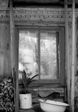 Отражение / Отражение женщины в окне сарая