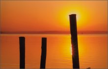 Оранжевое море / 2002г.,М. море, возле заброшенного причала(понтона).   Сегодня этих столбов нет.  Цвет?   Таким сохранился в памяти этот вечер.