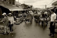 Рынок Дам / Продолжу вьетнамскую тему. Давно хотел выложить этот снимок: рынок Дам в Нячанге (по нашим меркам, -областной город)).  Часов 7 утра. 

Это повседневный Вьетнам, провинциальный, не &quot;экспортный&quot;.