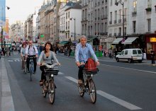 Велосипед в городе / В продолжение выставленной мною вчера&quot;Эко Европа&quot;, о востребованности  прокатного велосипеда .Снимок сделан в центре Парижа.(на работу,в булочную,в ресторан)   Без притензий на художественность.