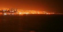 Вид на Вальпараисо ночью / Чили, побережье Тихого океана