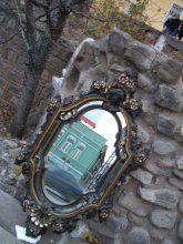 по ту сторону города / Зеркало. Зеркало посреди оживленной улицы. В Тбилиси столько сюрпризов...