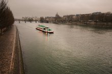 Осенняя  Сена / Город,который красив и многолюден  всегда.  Поздней осенью, раннним хмурым утром  увидел частичку  Парижа  и его речушку таким - одиноким, забытым на какое-то время туристами.