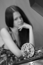 Музыка наших отцов / Интересная, девушка слушает не менее интересную музыку.