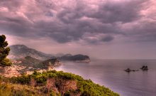 Игры света / Черногория.  Малейший остров вблизи берега имеет историю(имя святого),стоят  церквушки.