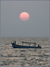 Вечерняя прогулка по Аравийскому морю / Труженик моря. Солнце к закату и в сфере обслуживания закипела работа....