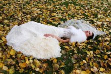Осенняя / Невеста лежит среди осенней листвы. Ей тёпленько...