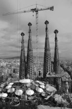 126 / Собор Саграда Фамилия в Барселоне строится уже 126 лет... 

Этот ракурс с краном и строительными конструкциями по-своему хорош и, в любом случае, недолговечен...))