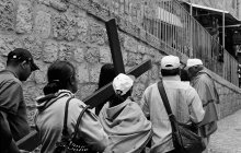 Остановка  на  Via-Dolorosa / Путем  Христа,от места  где его приговорили к казни до Голгофы ,разделенном на 14 остановок где происходили определенные  события, идут современные христианские паломники.
              Несут большой крест,молятся.Улица заканчивается у Храма Гроба Господня.