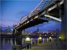 Через реку. / Пешеходный мост через Москва-реку у Киевского вокзала. Это с другой стороны.