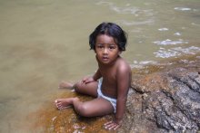 Тайский житель / Две недели назад в Тайланде нас отвезли на потрясающей красоты водопад, там я и увидела этого чудесного ребенка :)