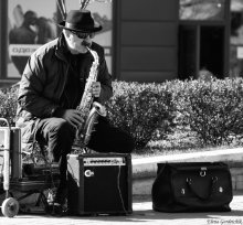 музыка нашего города / ..вот. этот замечательный мужчина уже не первый год в любую погоду играет около комаровского рынка на саксофоне. играет просто великолепно. многие сидят вокруг и просто слушают..