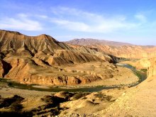 Бирюзовая река с лентой белого песка / Бушерская провинция, Иран