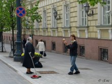 Бабушка, я вам покажу фокус. / На улицах Вильнюса.