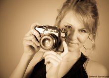 Девушка и фотоаппарат / Студийное фото