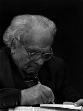 Конспектирующий / На конференции конспектирует выступающего