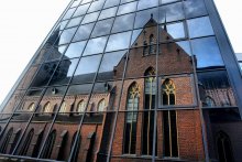 Две эпохи - два стиля / Отражение собора в фасаде одного современного здания. Город Ломмел (Lommel), Бельгия.