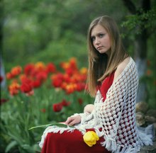 &nbsp; / Девушка,цветы,красное платье,весна.