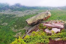 висячий камень / природный парк ЕРГАКИ..в Саянах