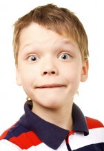 Детские глаза / Портрет мальчика с большими серыми глазами на белом фоне