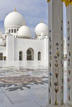 Мечеть шейха Заеда в Абу Даби / Восхитительная мечеть Шейха Заеда Бин Султана Аль Нахьяна, вероятно, является одним из самых импозантных религиозных и национальных ориентиров Абу Даби на сегодняшний день. Вне сомнения, это – одно из самых важных архитектурных сокровищ современного общества ОАЭ и одна из самых красивых мечетей в мире, строительство которой было инициировано предпоследним Президентом Его высочеством Шейхом Заедом Бин Султаном Аль Нахьяном, которого называют отцом-основателем ОАЭ.
...
(продолжение в следующей фотографии из данной мечети)