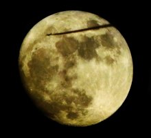 Разрезая небо / Снимая луну, я увидел самолет...