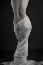 sculpture / женское тело прекрасно. Белая ткань лишь обрпмлене, которое только подчеркивает произведение искусства природы