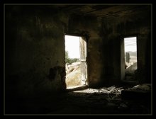 два проёма / Довольно частое явление в Израиле. Одиноко стоящий в чистом поле дом, в котором уже давно никто не живёт, не подвергается сносу. Разрешение не получено. Внутрь одного из них я и заглянул... :)