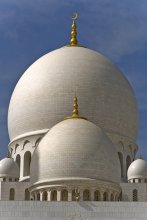 Мечеть шейха Заеда в Абу Даби / (продолжение - начало в предыдущей фотографии из данной мечети)
...Мечеть Шейха Заеда Бин Султана Аль Нахьяна насчитывает 80 куполов, все из которых украшены белым мрамором. Основной купол имеет 32,7 метров в диаметре и 70 метров высотой во внутреней части и 85 снаружи – крупнейший в своем роде согласно Турецкому исследовательскому центру исламской истории и культуры.

Мечеть снаружи насчитывает 1096 колон и 96 колон в основном молельном зале, украшеном более 20 тысячами мраморных панелей ручной работы, инкрустированных полудрагоценными камнями, включая лазуриты, красные агаты, аметисты и жемчуг. Более того, прекрасные минареты, возвышающиеся на 107 метров, поставлены в четырех углах мечети.
...
(продолжение в следующей фотографии из данной мечети)