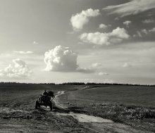 по следам вчерашнего дождя / *****чб вариантик- к тому же более правильное расположение повозки