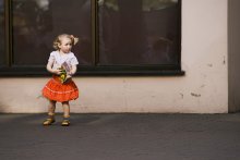 Все лучшее - детям! / На одном из Минских автовокзалов...
Мне показалась интересной разница в яркой и опрятной одежде ребенка и обшарпанными стенами вокзала.