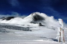 На Этне / На Этне - перманентное извержение и очень сильный, сдувающий с ног, ветер. Наверх возят специальными автобусами, и надолго из них не выползешь. И вот, повезло - несколько минут солнца, выпавших между двумя волнами тумана.