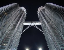 Дотянуться до звёзд / Башни-близнецы Петронас в г.Куала-Лумпур (Малайзия). Ноябрь, 2009 года.
Строительство длилось 6 лет (с 1992 по 1998 год) и удачно завершилось до наступления финансового кризиса, поразившего банковскую систему азиатских стран в конце XX века. Каждая из башен содержит по 88 этажей, высота сооружения вместе со шпилем достигает 452 метров, тогда как крыша располагается «всего» в 378.6 метрах над землей.